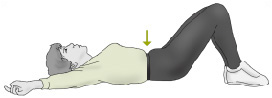 Woman lying on her back with her knees bent. An arrow shows the inclination of the pelvis to give flexibility to the spine.