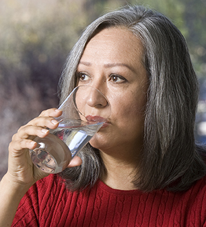 Mujer que bebe agua.