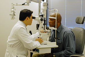 El proveedor de atención médica está examinando uno de los ojos de un hombre.